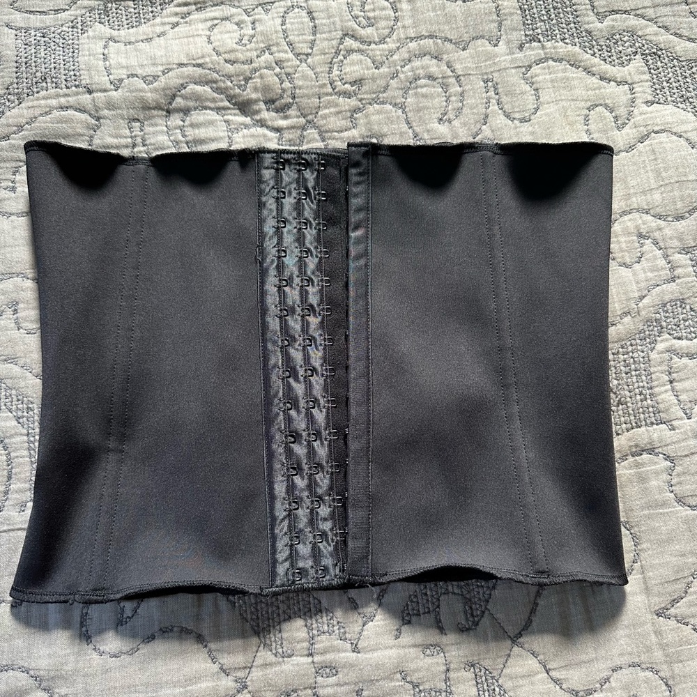 SKIMS NEW WITH OUT TAGS SIZE LARGE WAIST TRAINER